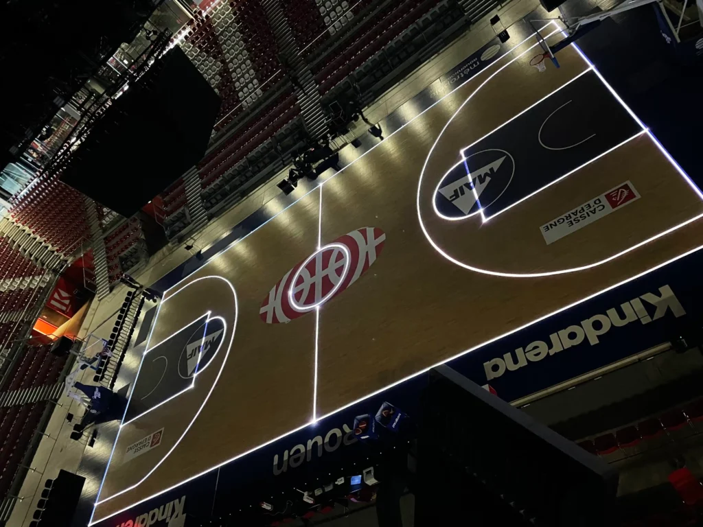 Mapping laser réalisé sur un terrain de basket à l'occasion des matchs de préparation de l'équipe de France pour les Jeux olympiques, dans la salle Vendespace, à La Roche-sur-Yon