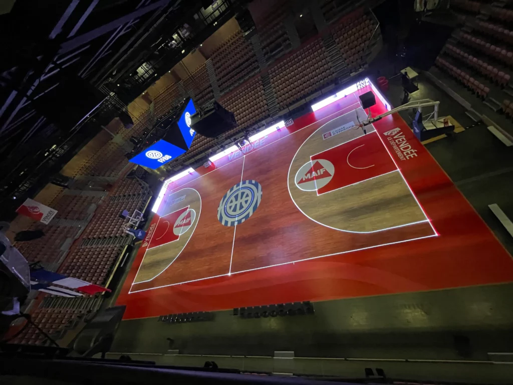 Mapping réalisé sur un terrain de basket à l'occasion des matchs de préparation de l'équipe de France pour les Jeux olympiques, dans la salle Vendespace, à La Roche-sur-Yon.