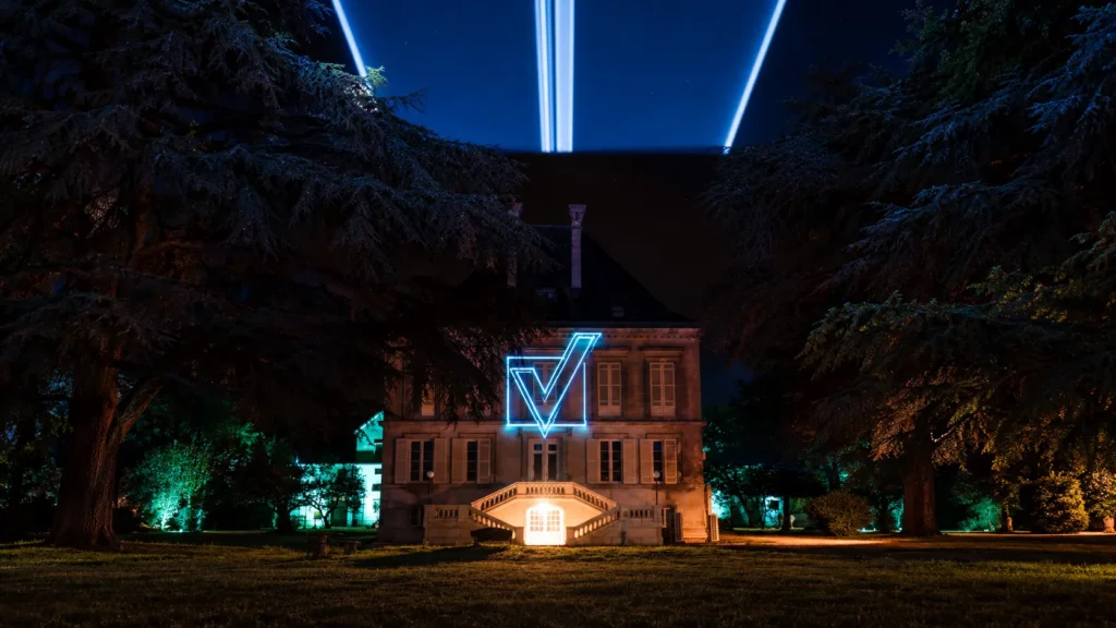 Projection de logo sur une façade au Haras de Saintes, à l'occasion d'un événement professionnel par MSE EVENT.